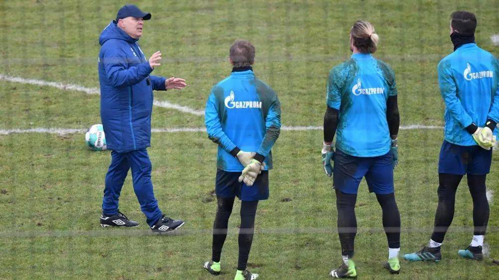  沙尔克04换帅如换刀新帅首秀带队客场击败不莱梅