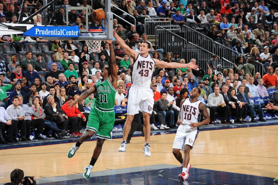  坎宁安准三双活塞末节发力击败公牛终结五连败